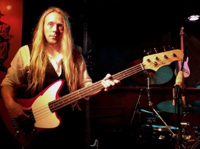 Fret-King Black Label Esprit Bass - Pic Of Jamie By JRobert Germeraad Fret-King Black Label Esprit Bass - Pic Of Jamie By JRobert Germeraad